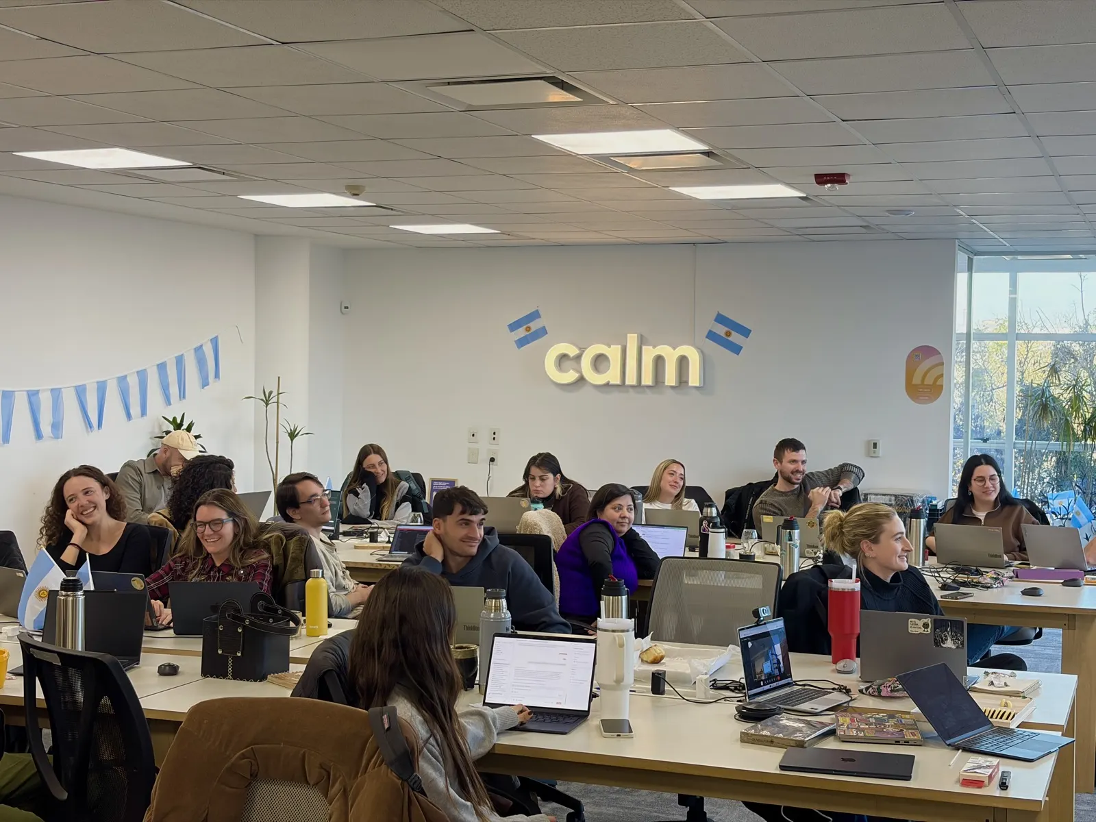 El equipo de Calm mirando las demos del REM Day, el buildathon in-company de Mate & Build