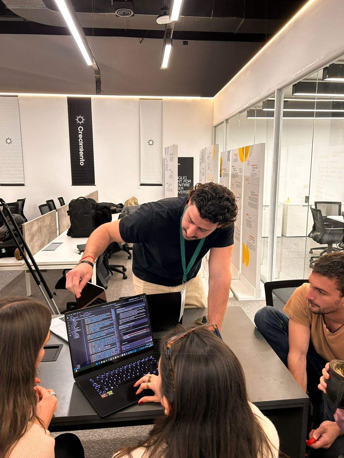 Resolviendo en vivo con un equipo sobre su laptop