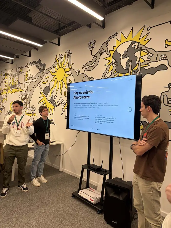 Un equipo presentando su build