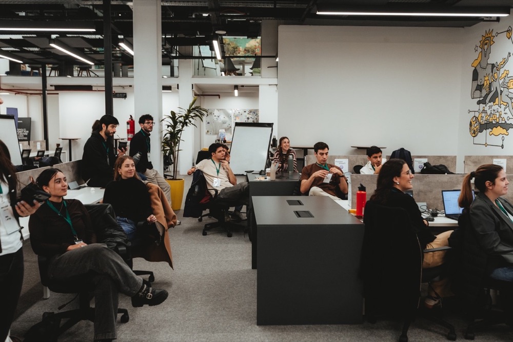 Un equipo construyendo su solución de IA en La Mesa