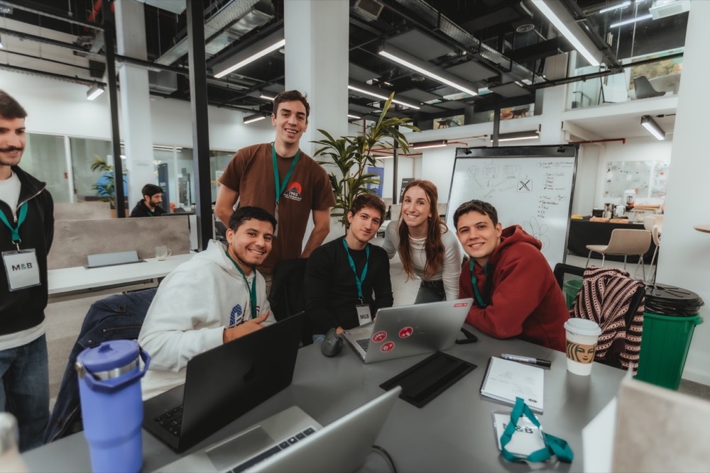 Participantes de distintas empresas en La Mesa, Workplace by IRSA