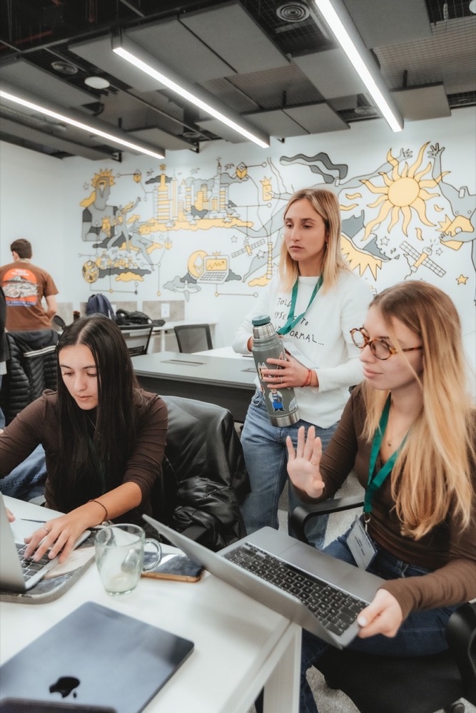 Dos personas construyendo su build