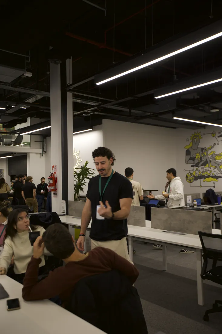 Pato entre los equipos durante un buildathon
