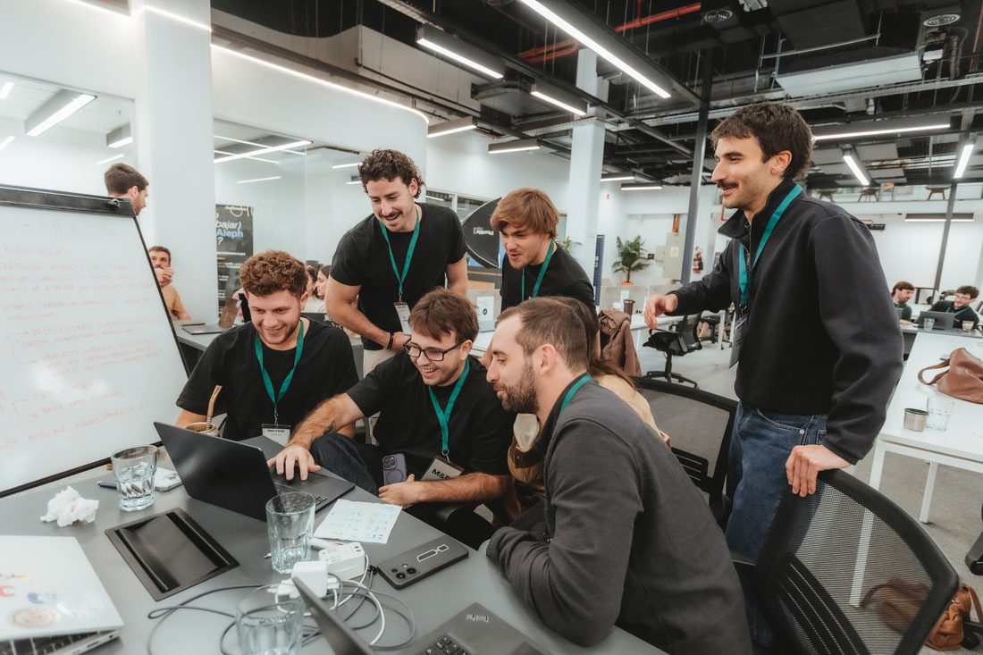 Un equipo construyendo junto con IA