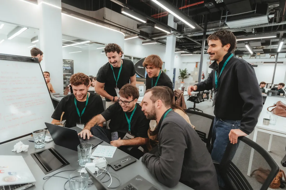 Un equipo construyendo en un buildathon
