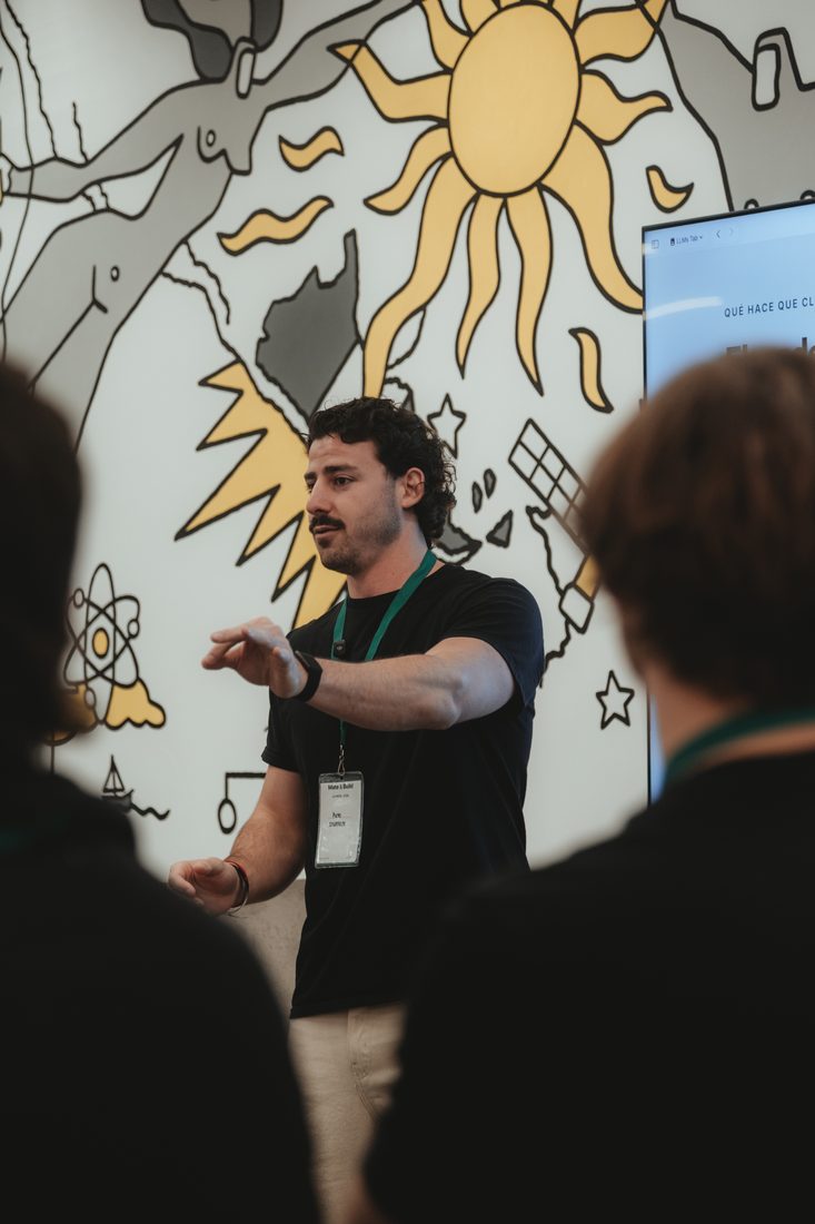 Pato Iturraspe explicando frente al mural de Mate & Build